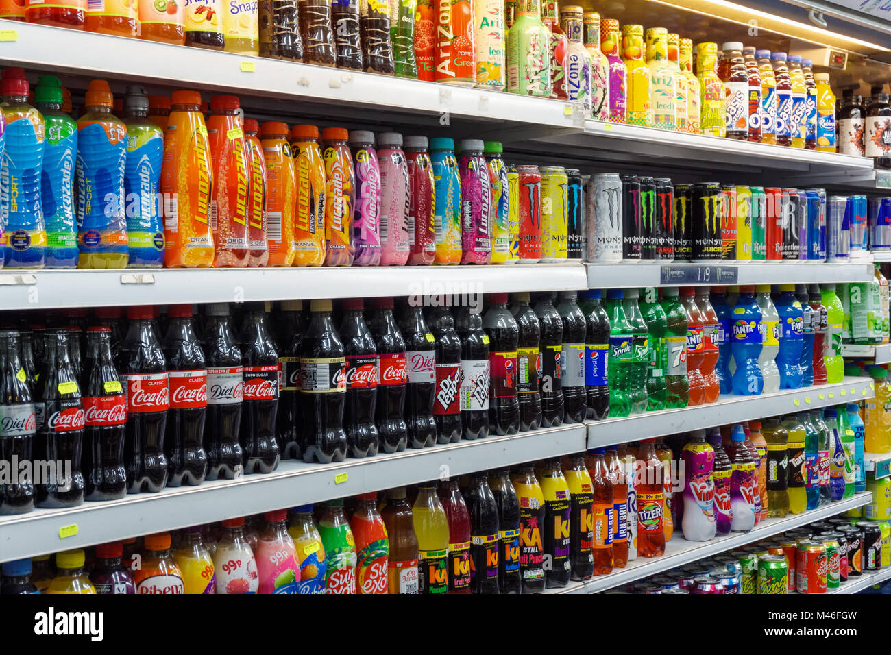 Dulces y bebidas gaseosas en el estante en el supermercado local en Londres, Inglaterra, Reino Unido Foto de stock