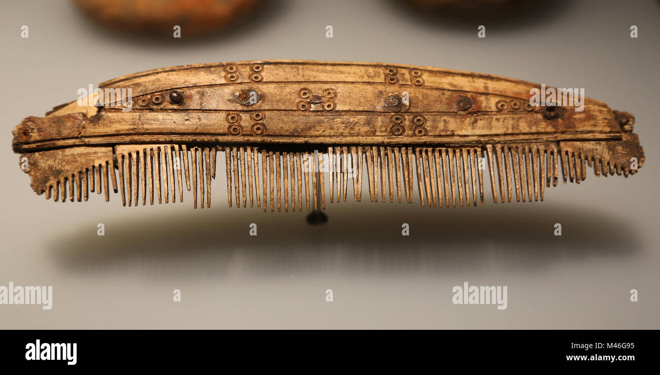 Objetos vikingos. Peine hechas en hueso, decorado con incrustaciones metálicas. Siglo 10. Fohr, Dinamarca. Foto de stock