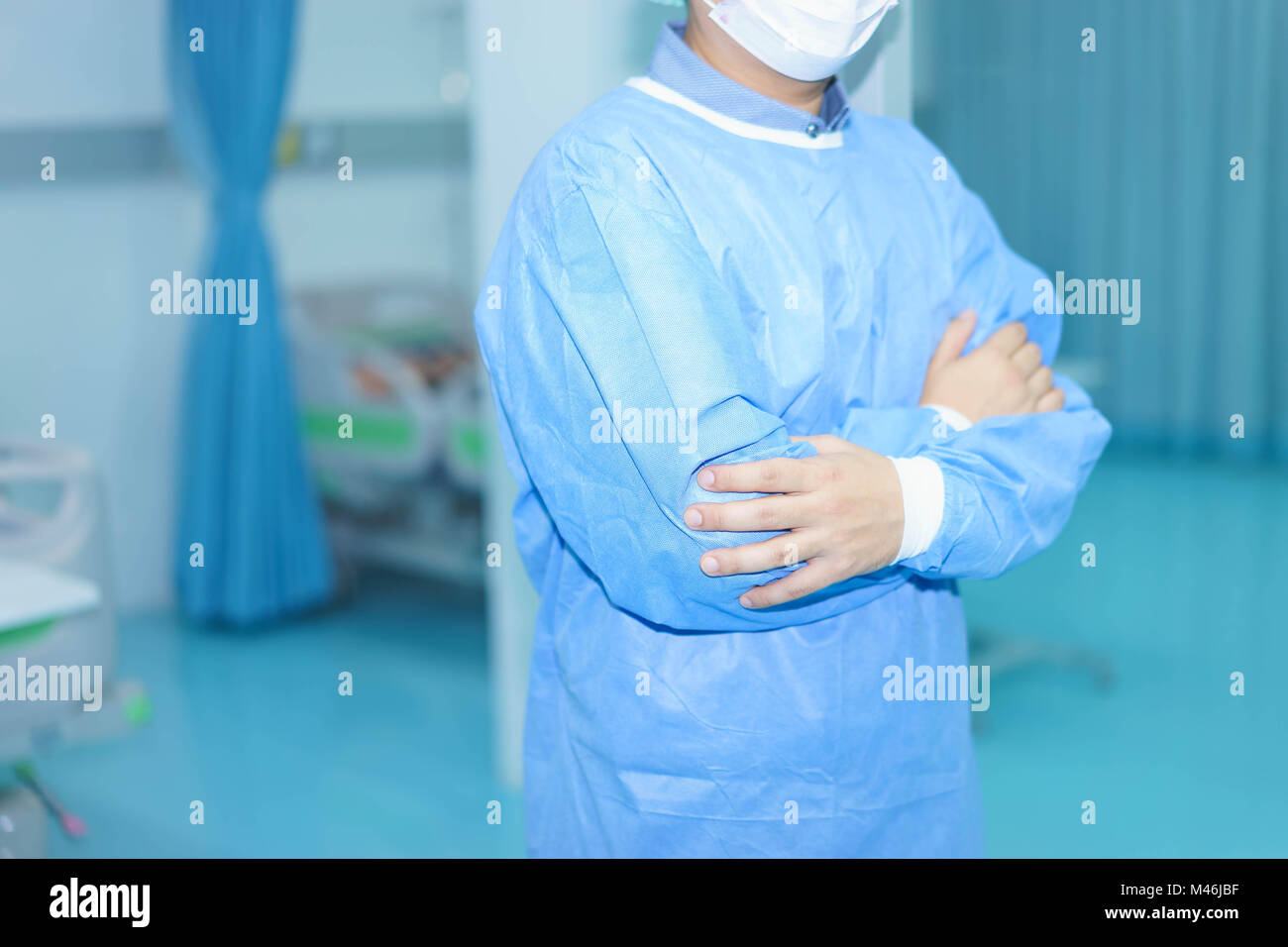 Cirujano masculino está cruzando sus brazos en un hospital de Tailandia. Foto de stock