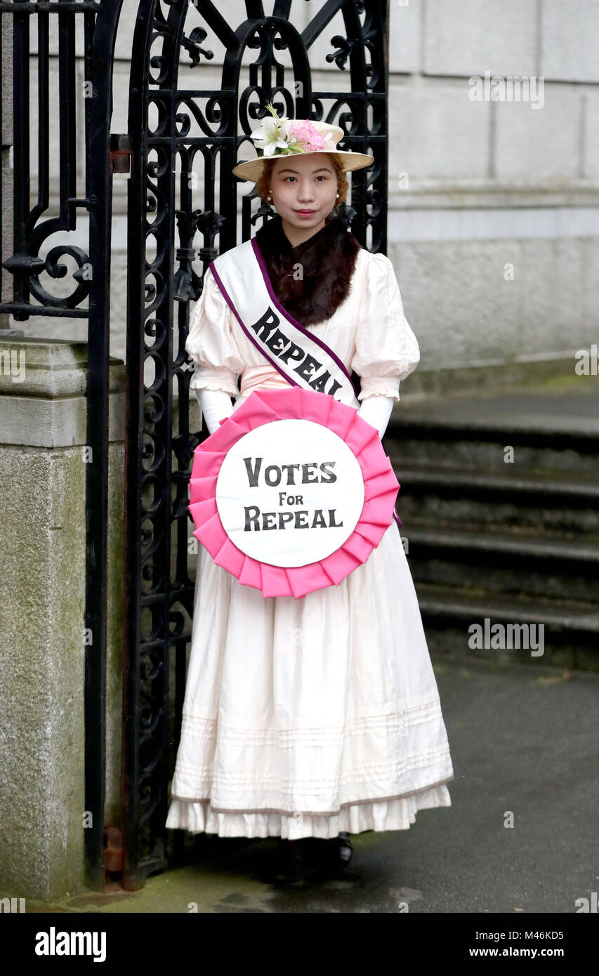 Activista de los derechos de aborto, laúd Alraad durante una protesta fuera de Leinster House en Dublín, en la que se pide la derogación de la octava enmienda de la Constitución irlandesa. Foto de stock
