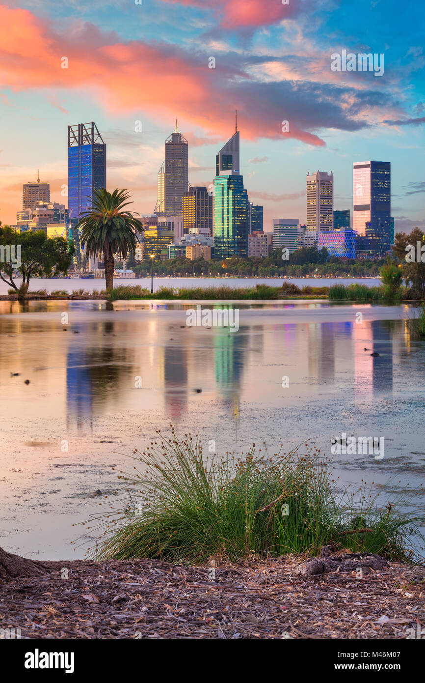 Perth. Imagen del paisaje urbano de la ciudad de Perth, Australia, durante la puesta de sol. Foto de stock