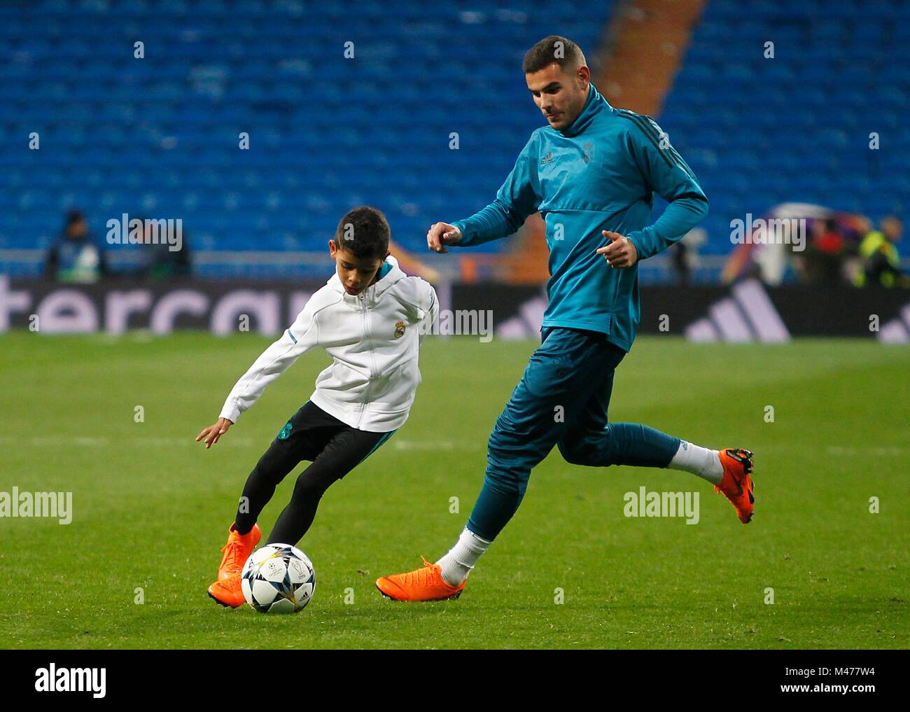 Niño interrumpe partido para abrazar a Cristiano Ronaldo - El Sol