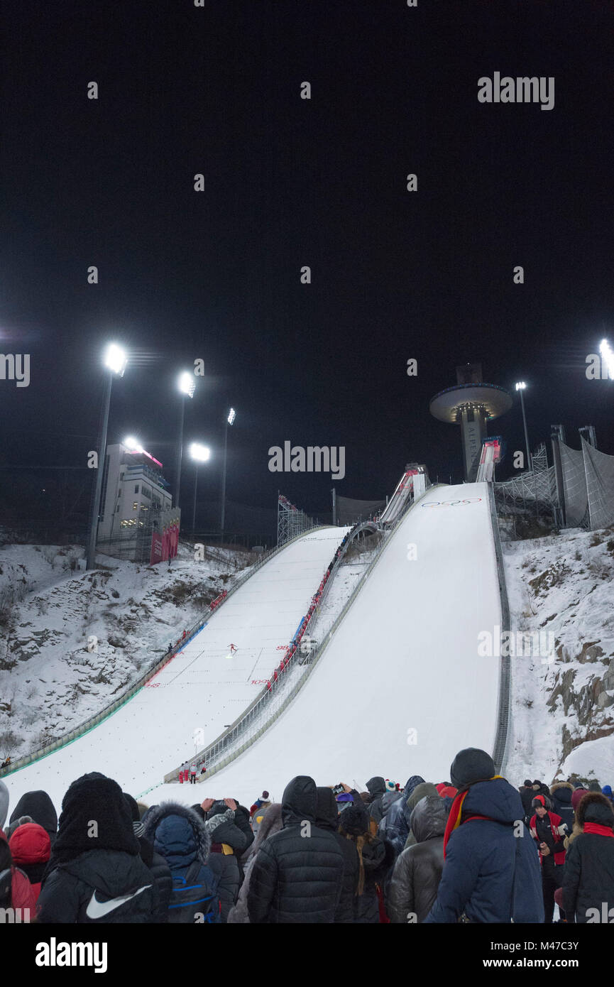 Pyeongchang, Corea del Sur. 10 Feb, 2018. Vista general de saltos de esquí : Fans ver los hombres de la colina normales individuales al final de salto de esquí Alpensia PyeongChang centro durante los Juegos Olímpicos de Invierno de 2018 en Pyeongchang, Corea del Sur . Crédito: AFLO/Alamy Live News Foto de stock