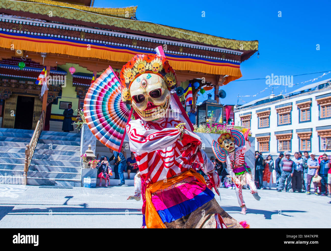 Los monjes budistas realizan Cham durante el Festival de Danza de Ladakh en Leh India Foto de stock