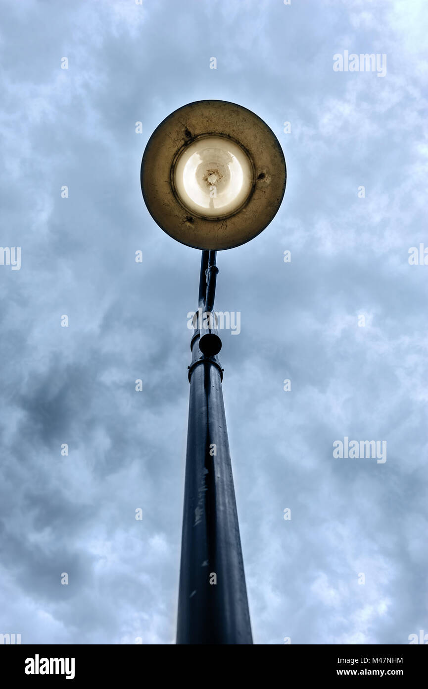 Luz de la calle por Moody sky Foto de stock