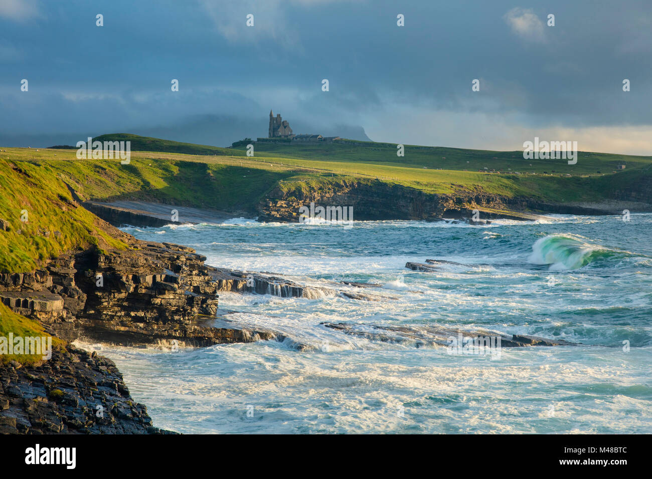 Vista costera de Mullaghmore Classiebawn Castillo, condado de Sligo, Irlanda. Foto de stock