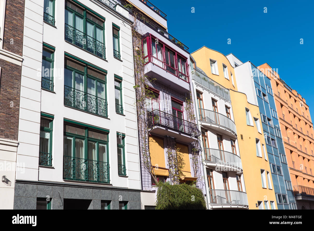 Hilera de casas coloridas visto en Berlín. Foto de stock