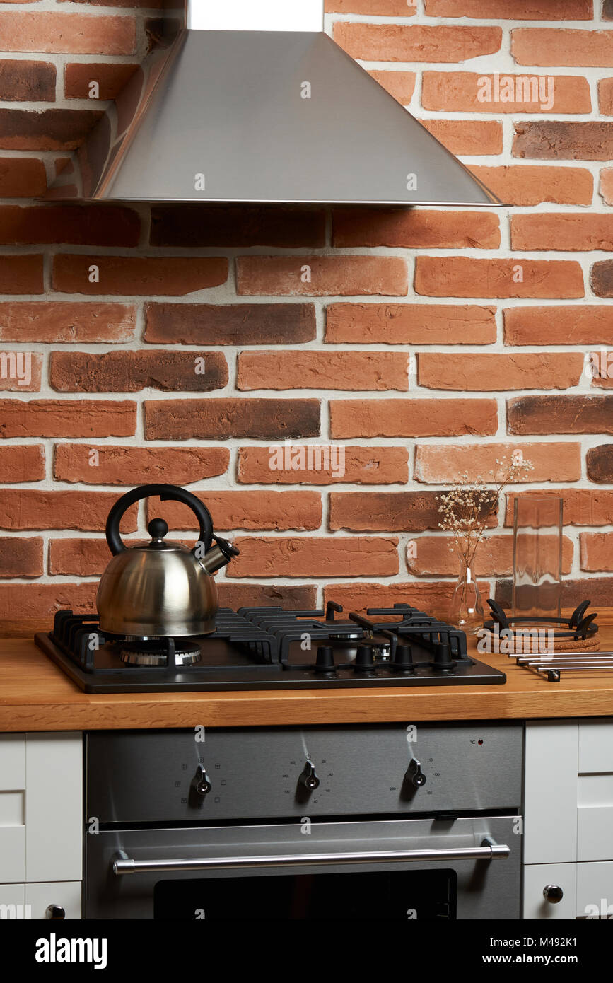 Cocina moderna con paredes de ladrillo y metal estufa. Diseño de la casa de arquitectura Foto de stock
