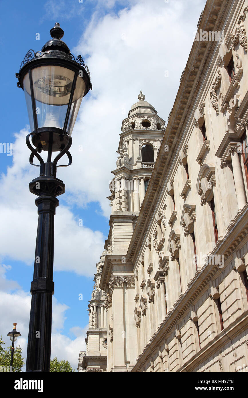 Londres, Reino Unido - El edificio gubernamental en Whitehall. Bandera británica. Foto de stock