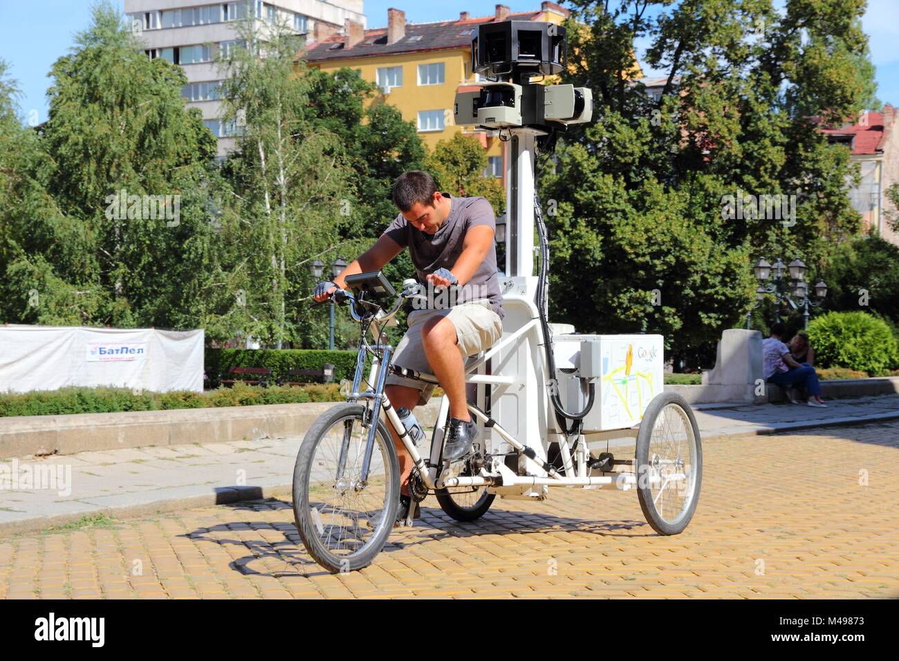 SOFIA, Bulgaria - 17 de agosto: Empleado paseos en bicicleta Google Maps el  17 de agosto de 2012, en Sofía, Bulgaria. Google Street View cubre 3.000  ciudades como de 20 Fotografía de stock - Alamy