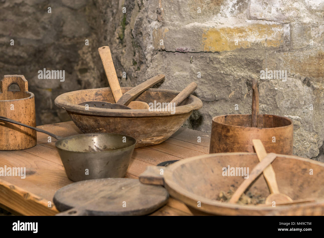 Cocina medieval con herramientas, cestas, escala, chimenea Foto de stock