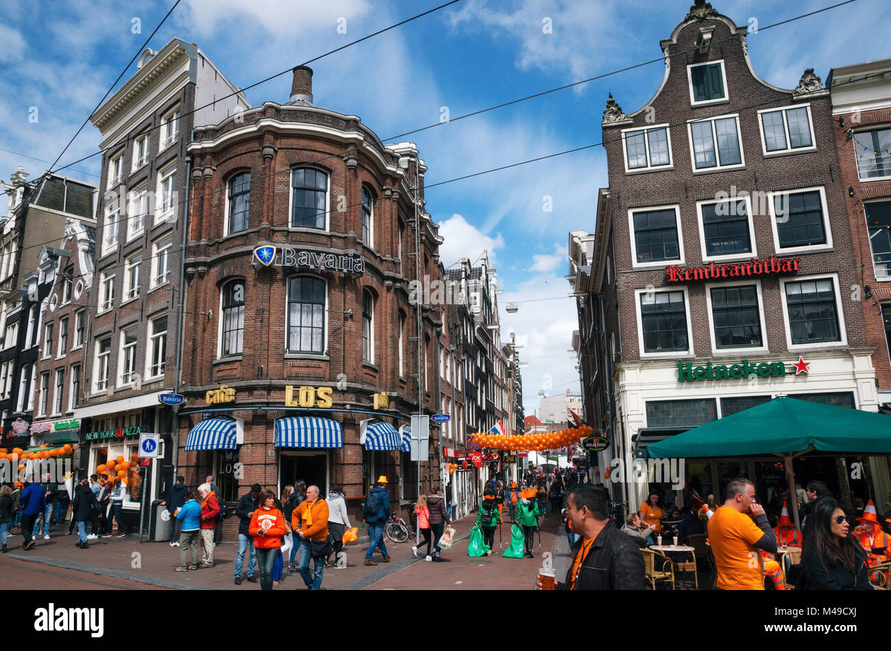 Amsterdam, Holanda - 27 abril, 2017: calles de Amsterdam con adornos naranja lleno de gente en naranja durante la celebración del Día de Reyes. Foto de stock