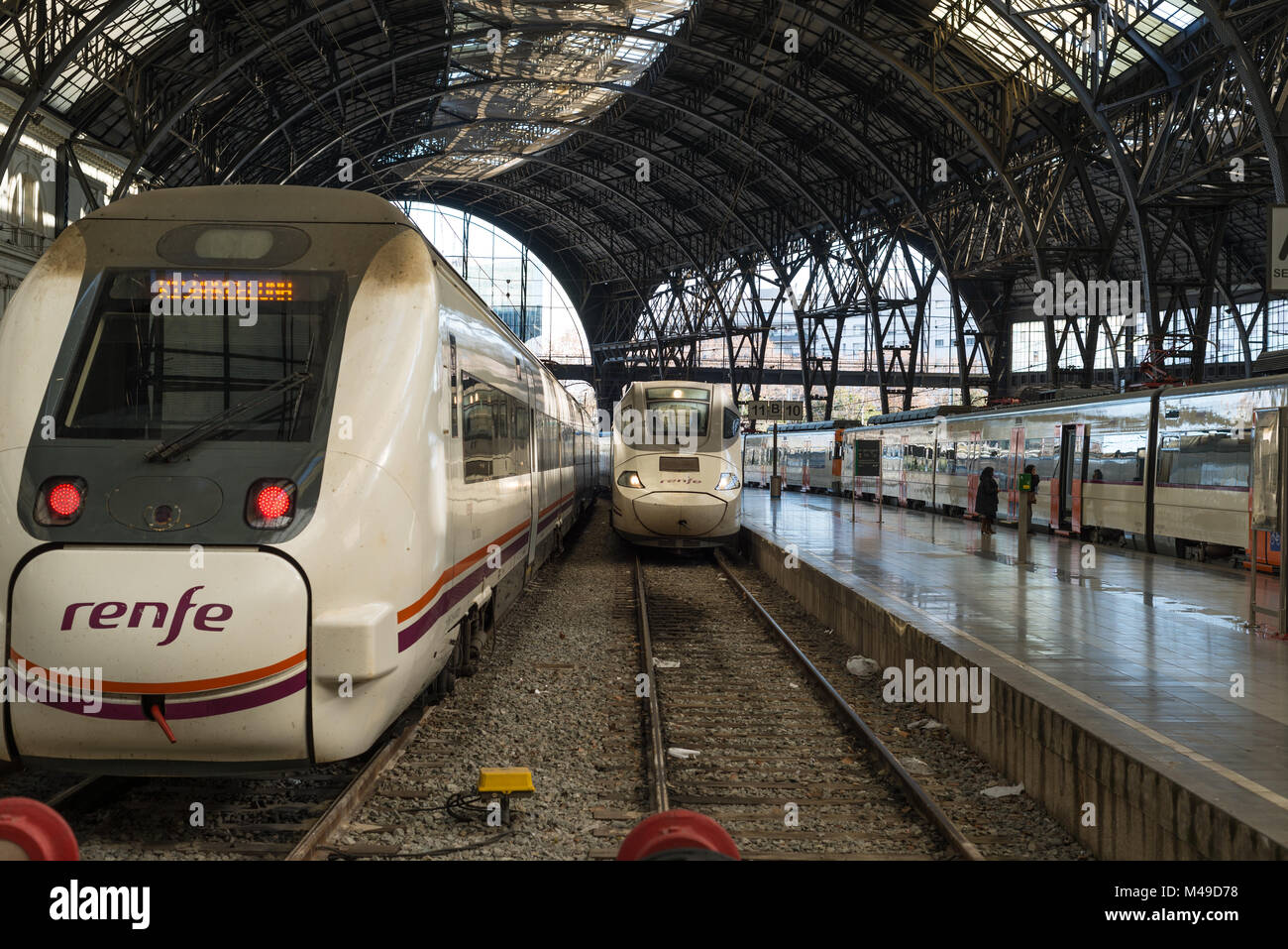 Tren llegó la Estació de França en Barcelona Foto de stock