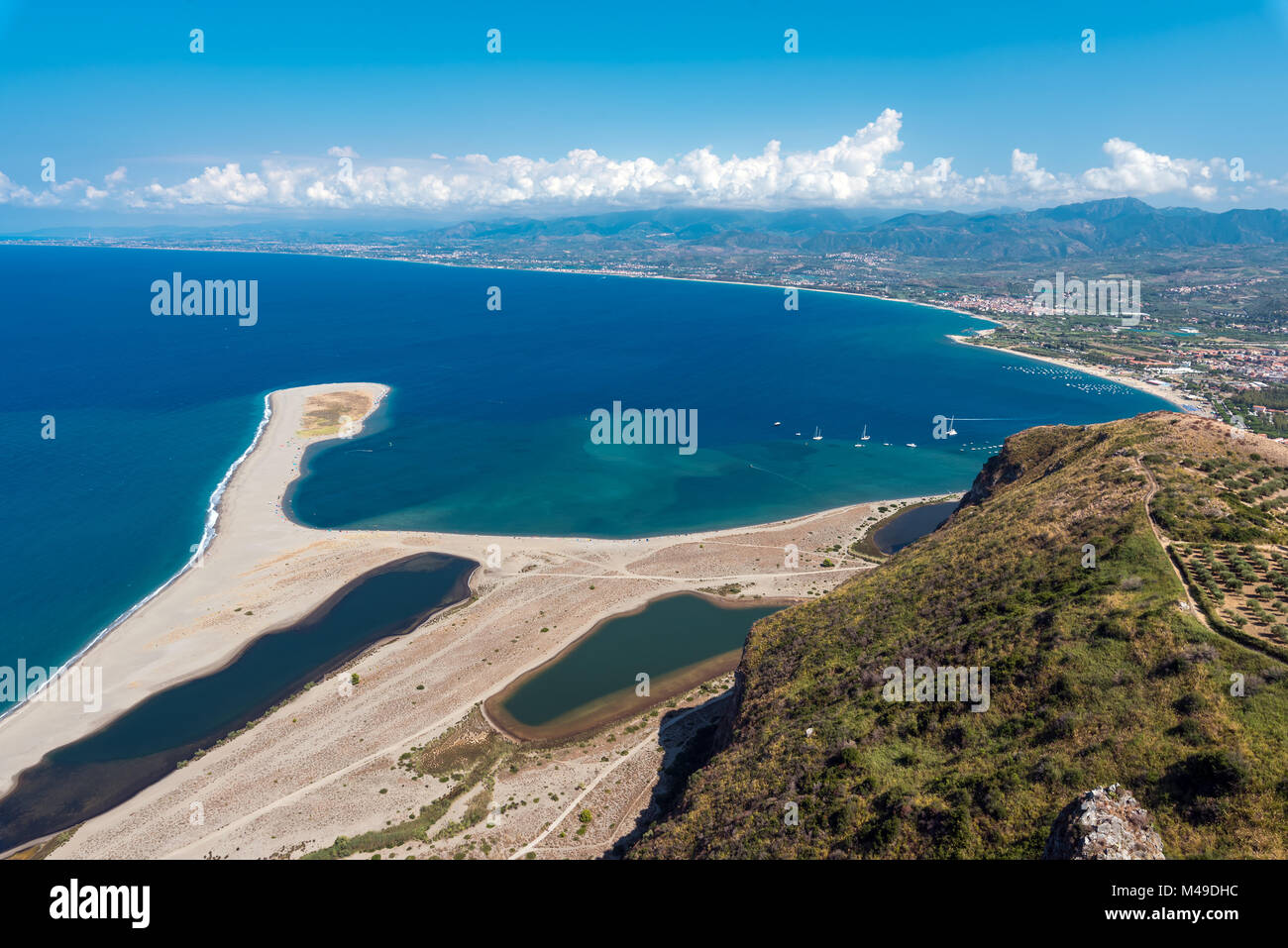 La playa y las lagunas en el Capo Tindari, Sicilia Foto de stock