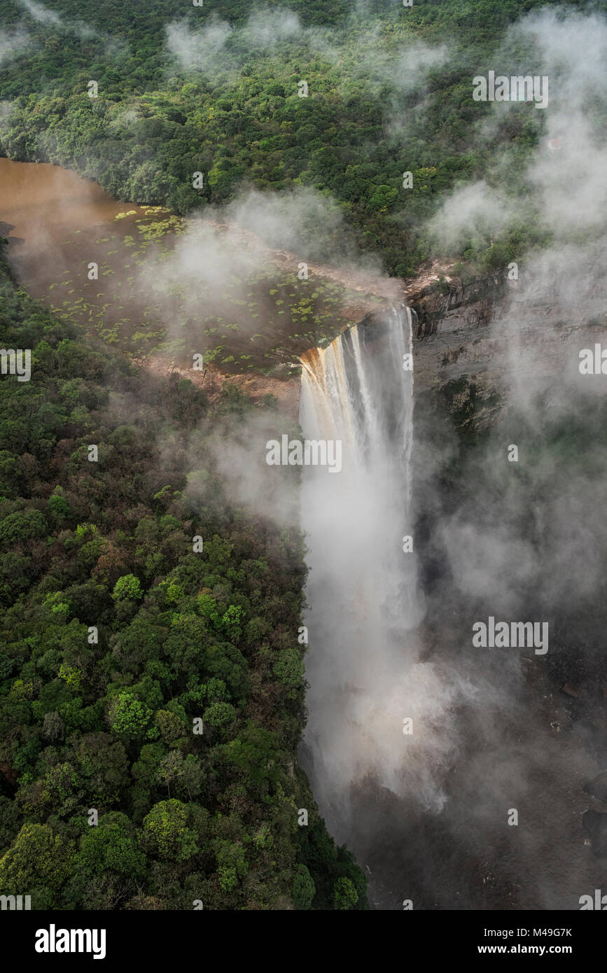 Las cataratas de Kaieteur es el más amplio del mundo única caída de cascada, ubicado sobre el río Potaro en el Parque Nacional de Kaieteur, en Essequibo, Guyana, Sudamérica Foto de stock