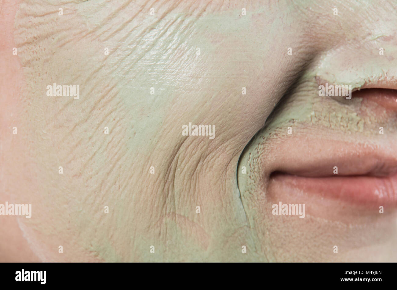 Exfoliante para la limpieza de los poros de la piel de la cara en primer plano Foto de stock