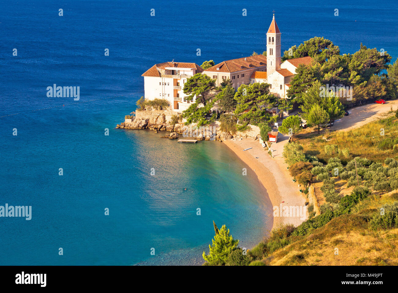 Bol playa y vista aérea del monasterio Foto de stock