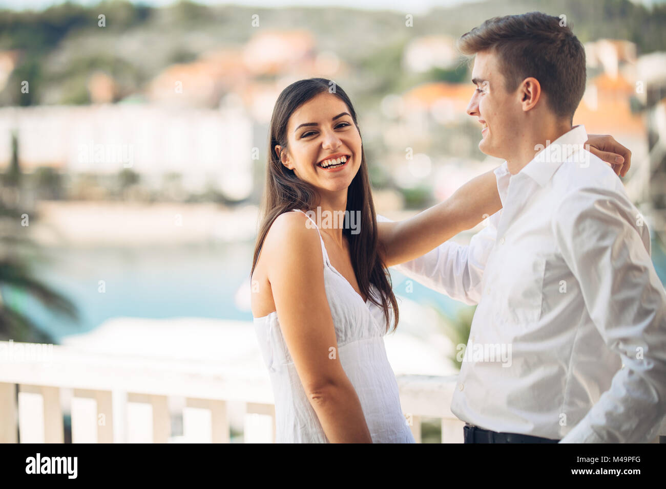 Pareja feliz en el amor en unas vacaciones de verano vacaciones.celebrando las vacaciones,aniversario,el acoplamiento. Mujer reírse de una broma.haciendo reír a la mujer Foto de stock