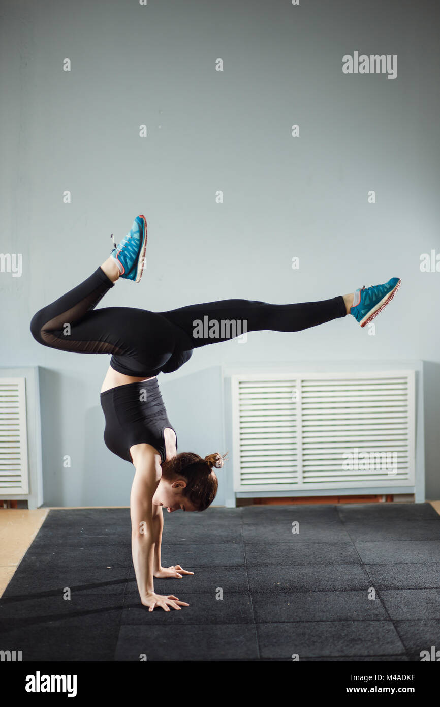 Concepto De Ejercicio De Yoga Mujer Asiática De Pie a Hacer En Posición De  árbol Y Ver El Tutorial De Yoga En Línea Foto de archivo - Imagen de sano,  deporte: 258935400