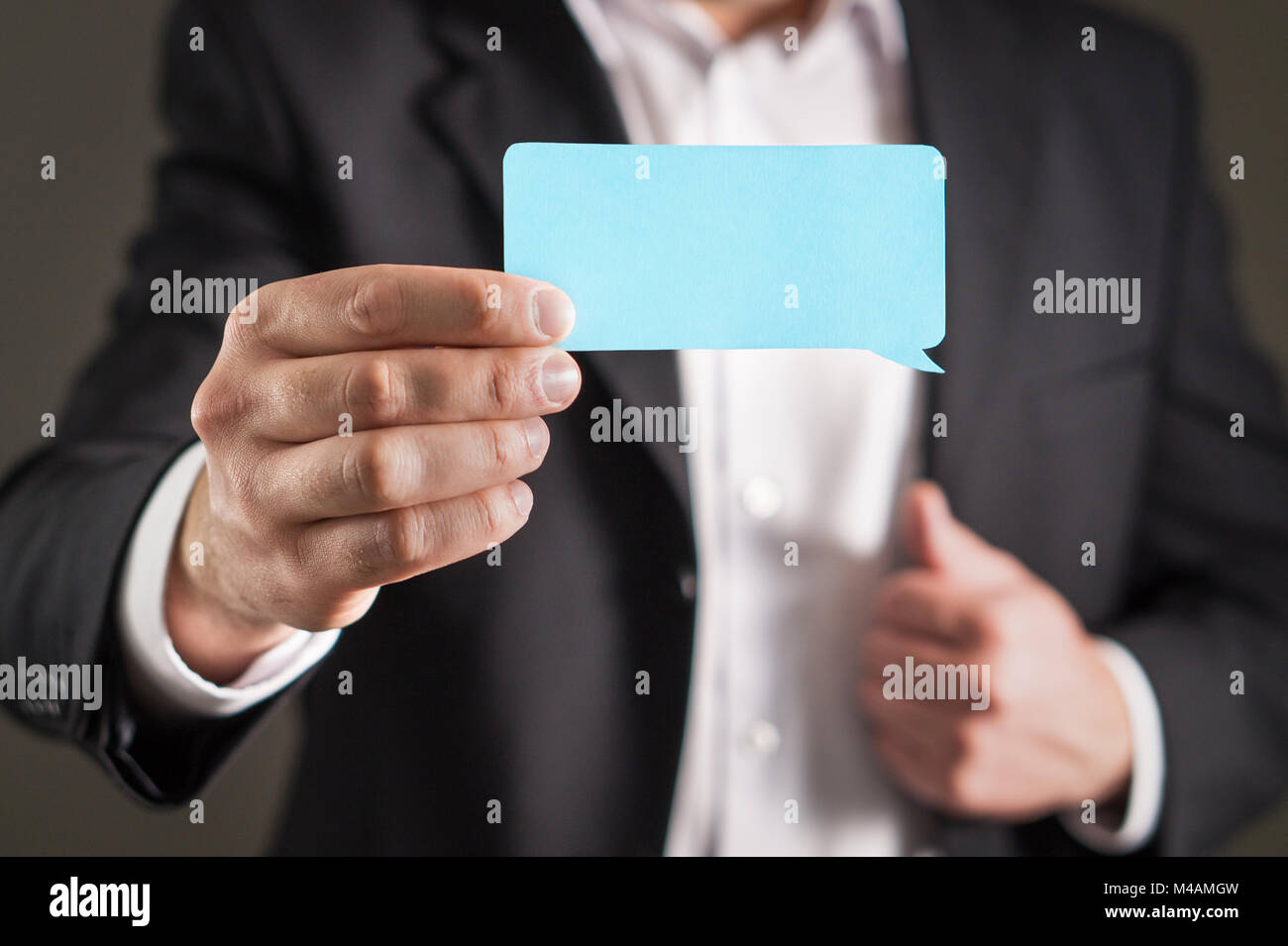 Hombre de negocios mantiene discurso de burbuja business card. Foto de stock