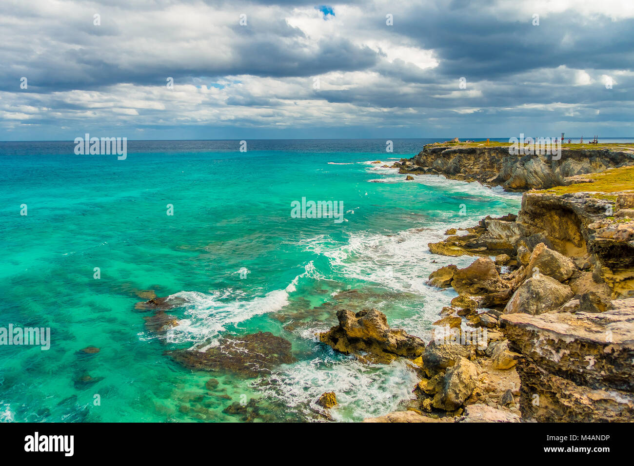 Hermosa vista del acantilado rocoso y el agua color turquesa al amanecer en  la parte meridional de la Isla Mujeres en el Caribe, México Fotografía de  stock - Alamy