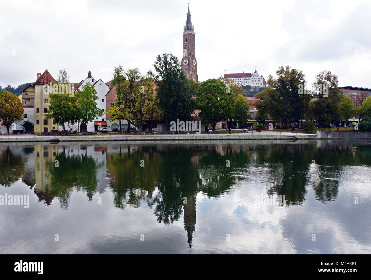 Panorama histórico de la ciudad reflejo en el río Isar Foto de stock
