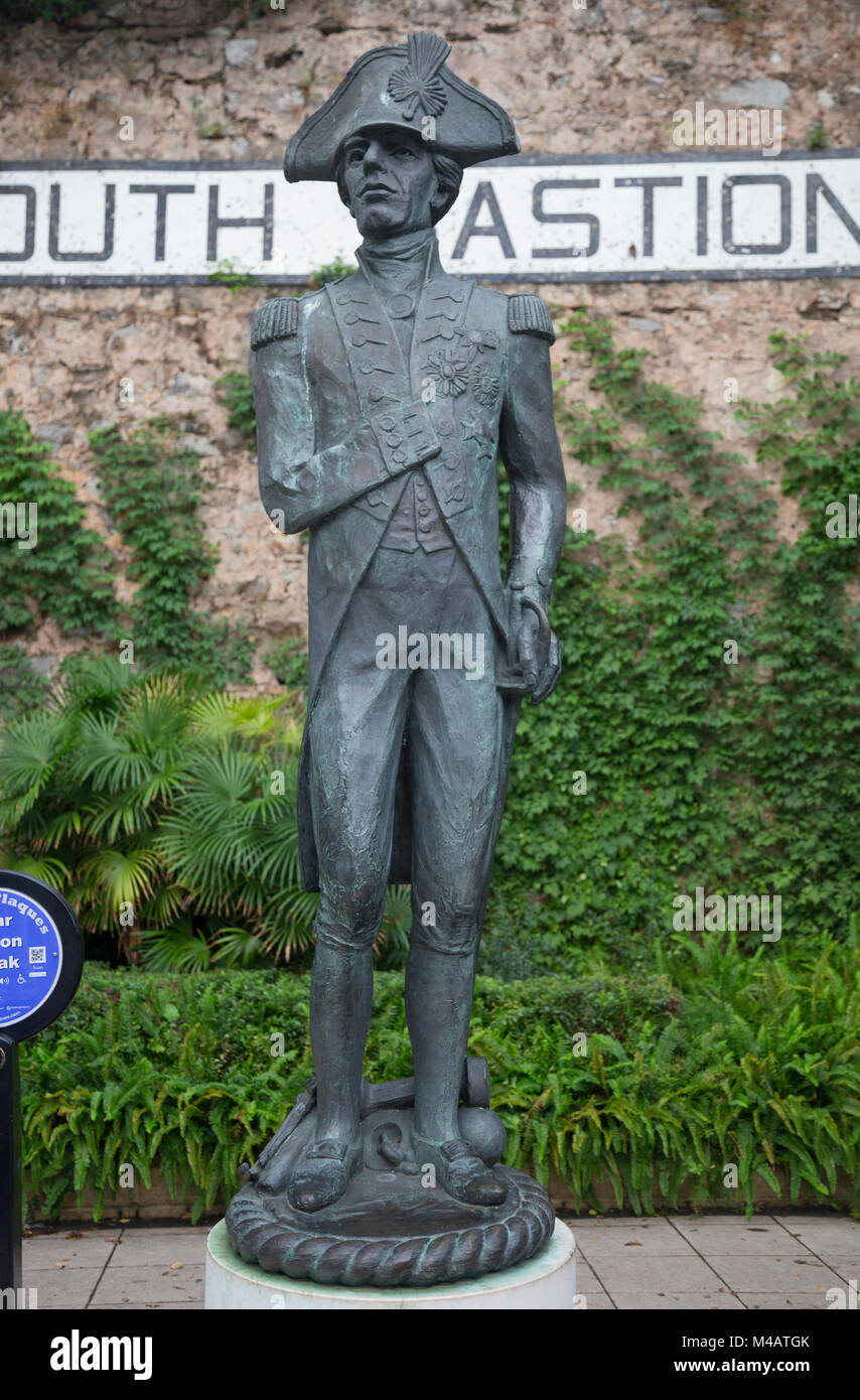 Lord Nelson memorial delante de la fachada oriental del Bastión del Sur en Gibraltar. Foto de stock