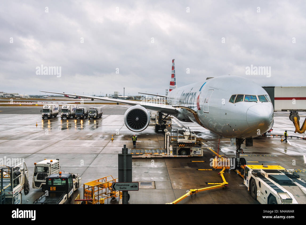 Avión de American Airlines atendidas en el aeropuerto Heathrow de Londres Foto de stock
