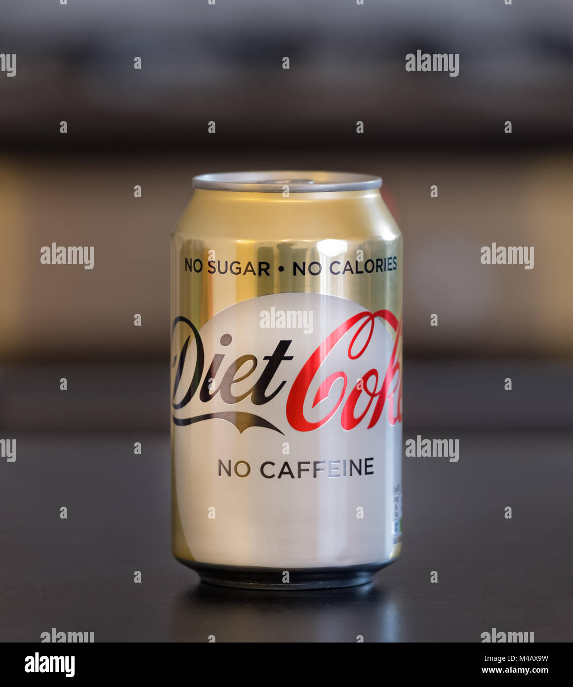 Lata de coca cola sin cafeína fotografías e imágenes de alta resolución -  Alamy