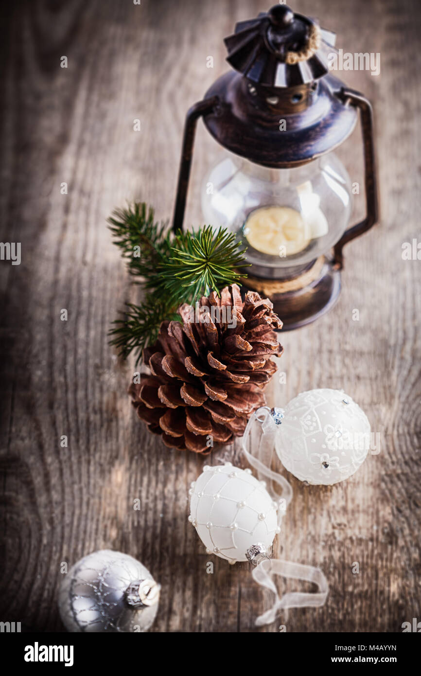 Adornos de Navidad y vieja lámpara en madera rústica Fotografía de stock -  Alamy