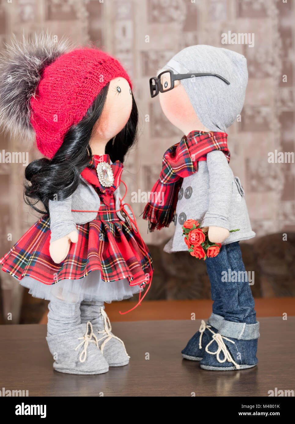 Muñecas de trapo artesanales con cabello natural en otoño de ropa  Fotografía de stock - Alamy