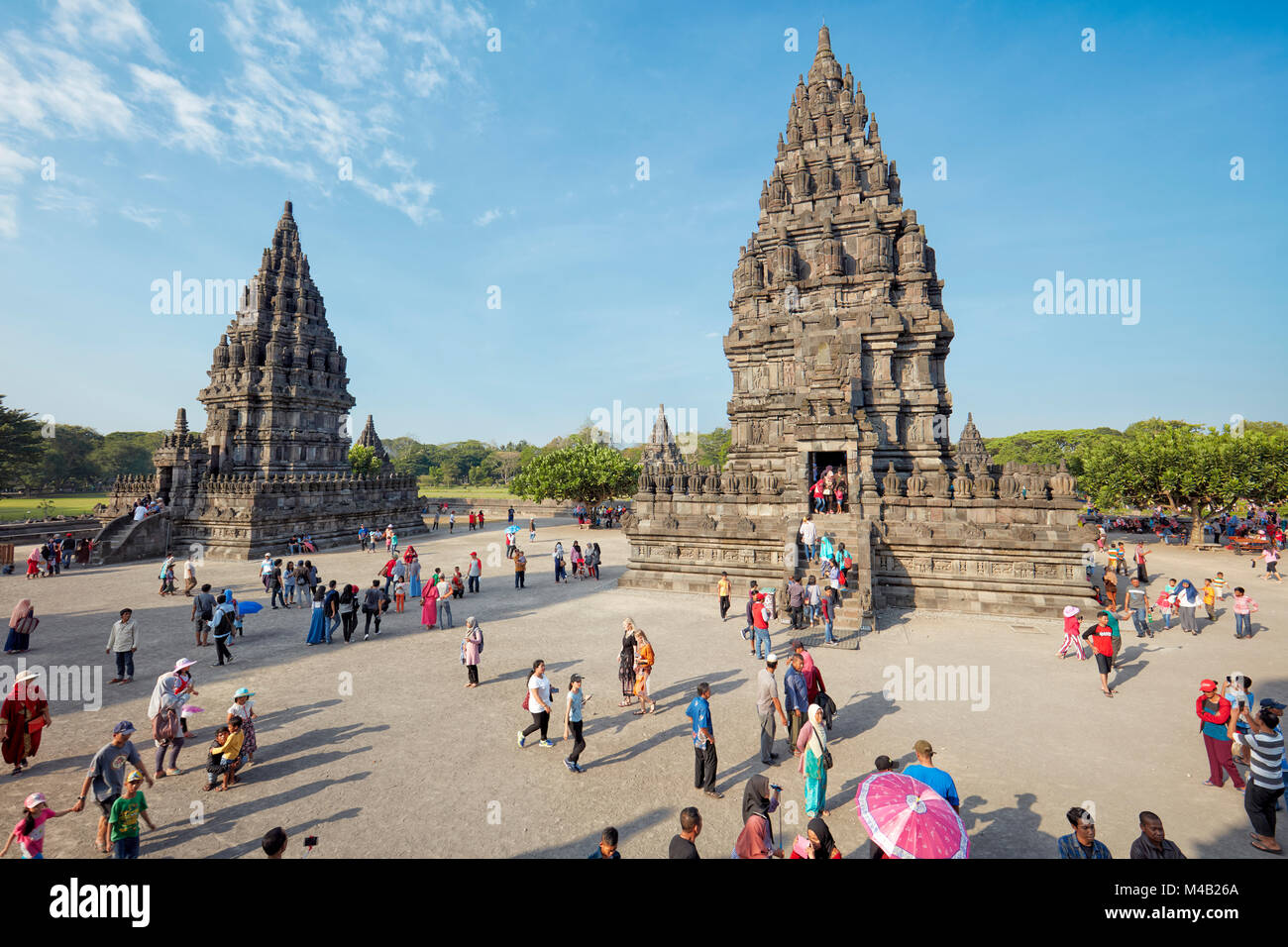 Turistas en el templo hindú Prambanan compuesto. La región especial de Yogyakarta, en Java, Indonesia. Foto de stock