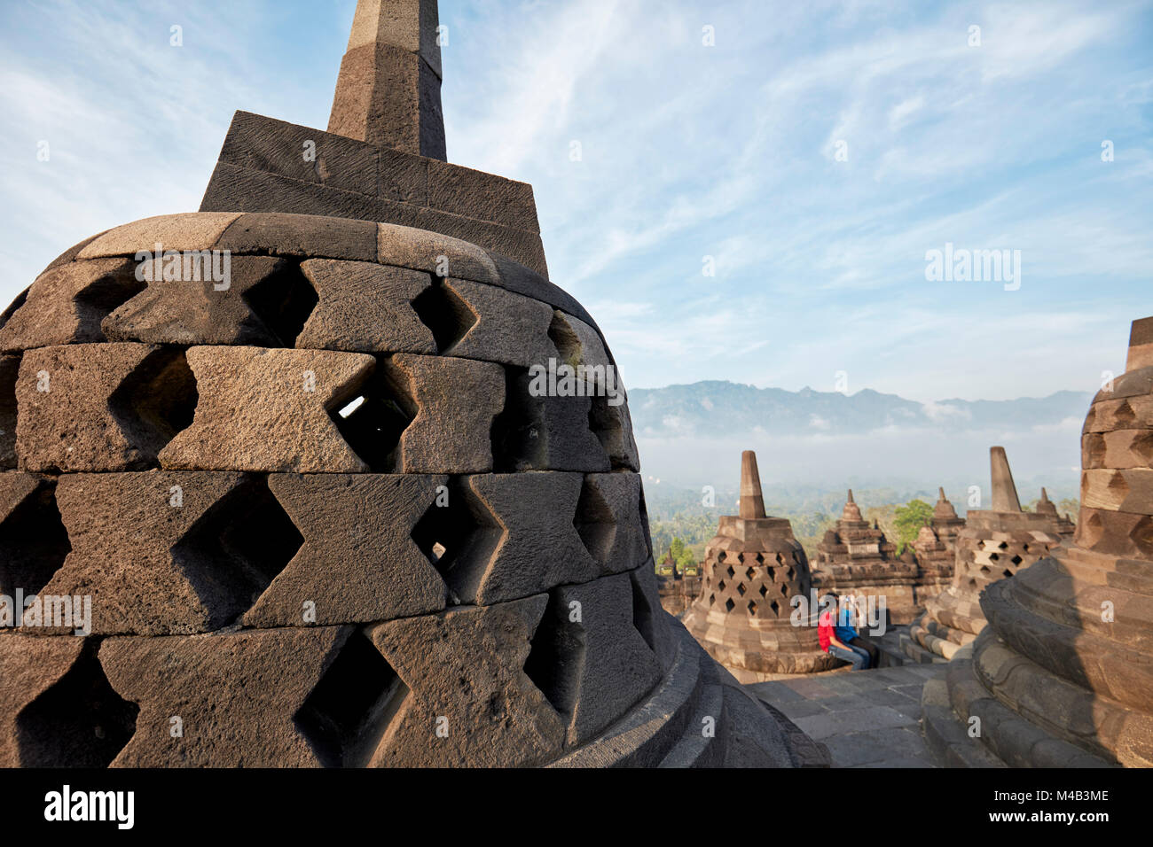 Los rombos perforados stupas en el templo budista de Borobudur. Regency Magelang, Java, Indonesia. Foto de stock