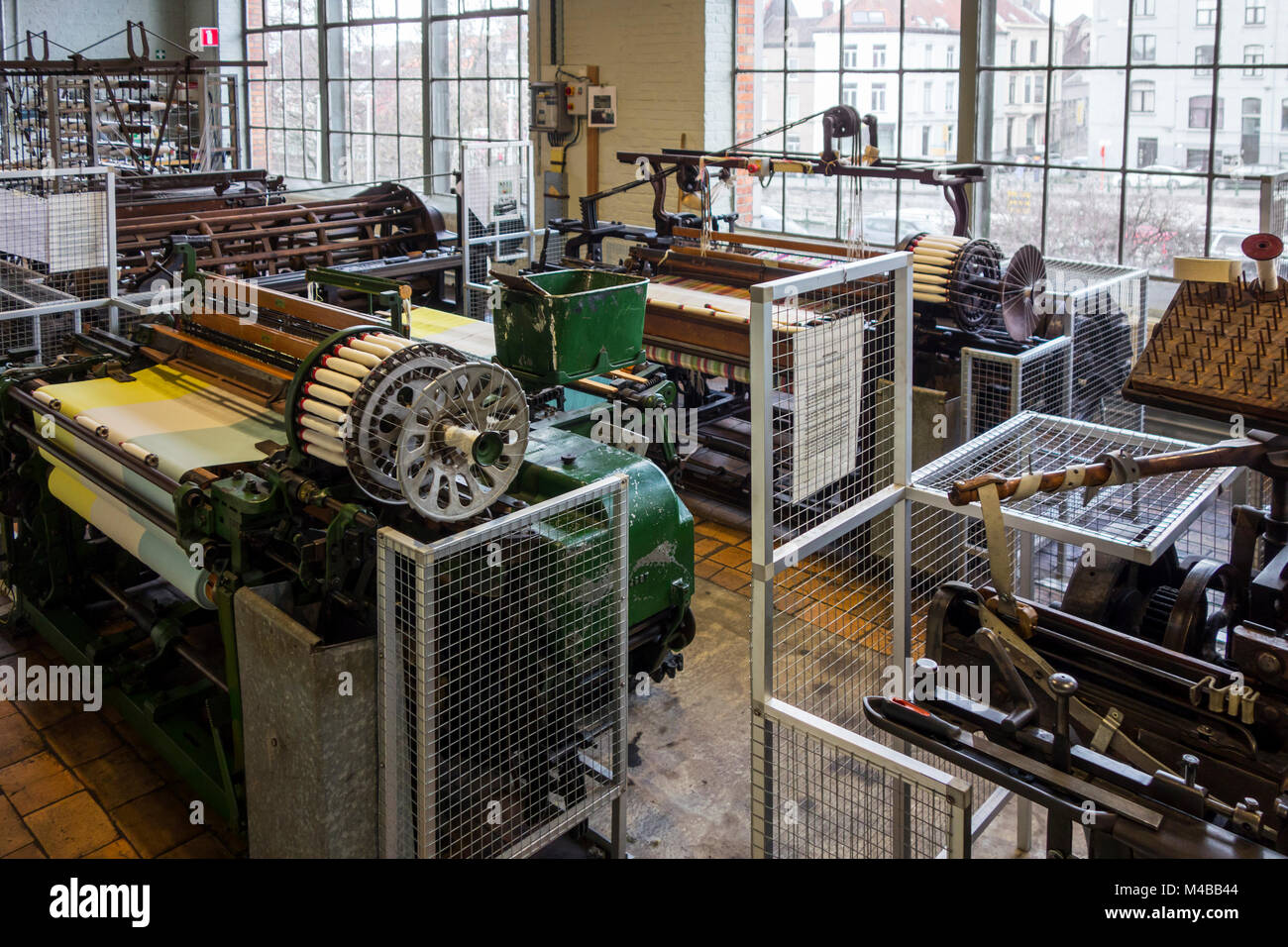 Máquina de tejer mecánica fotografías e imágenes de alta resolución - Alamy