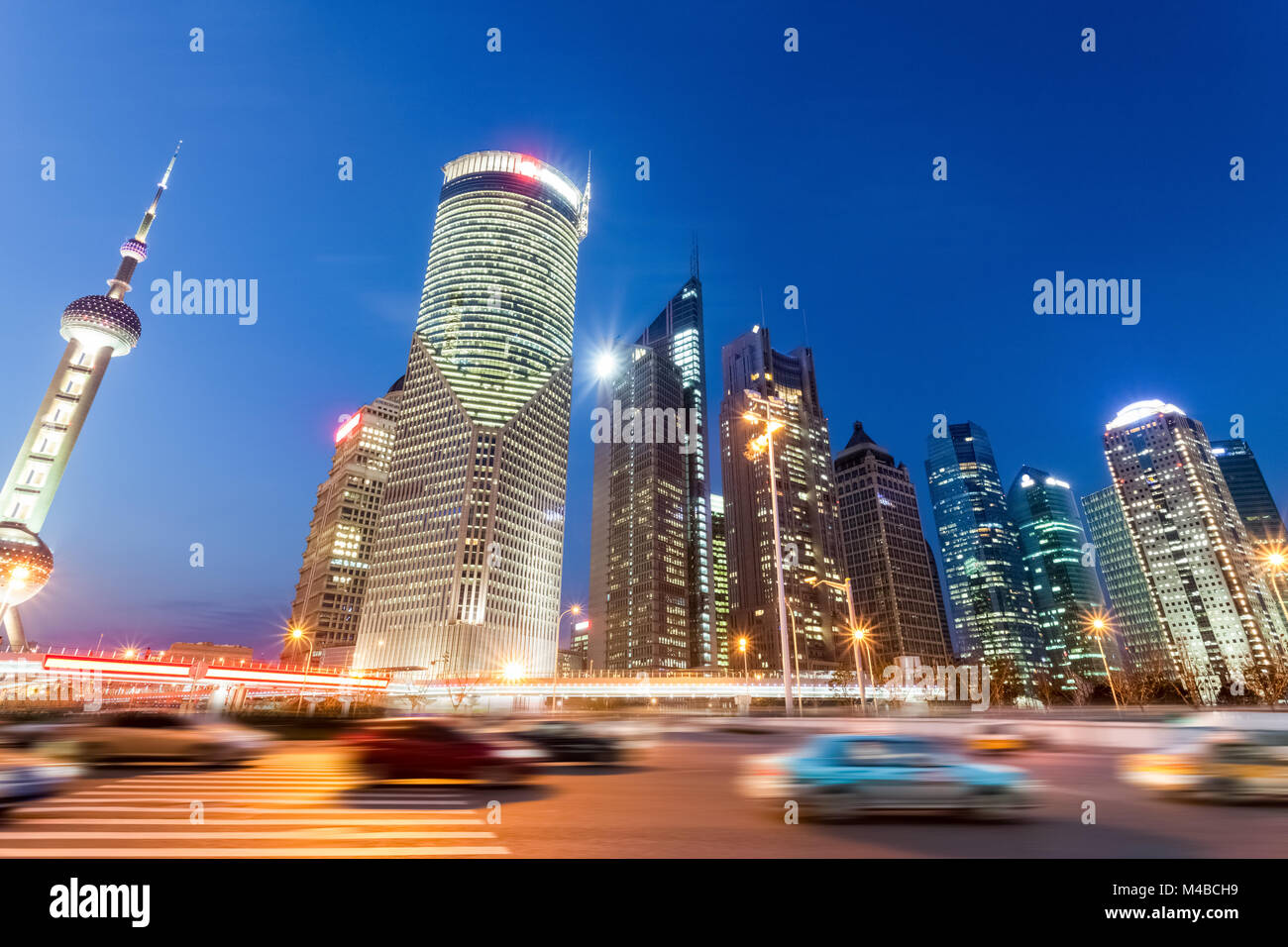 Vista nocturna de los edificios modernos y de City Road en Shanghai Foto de stock