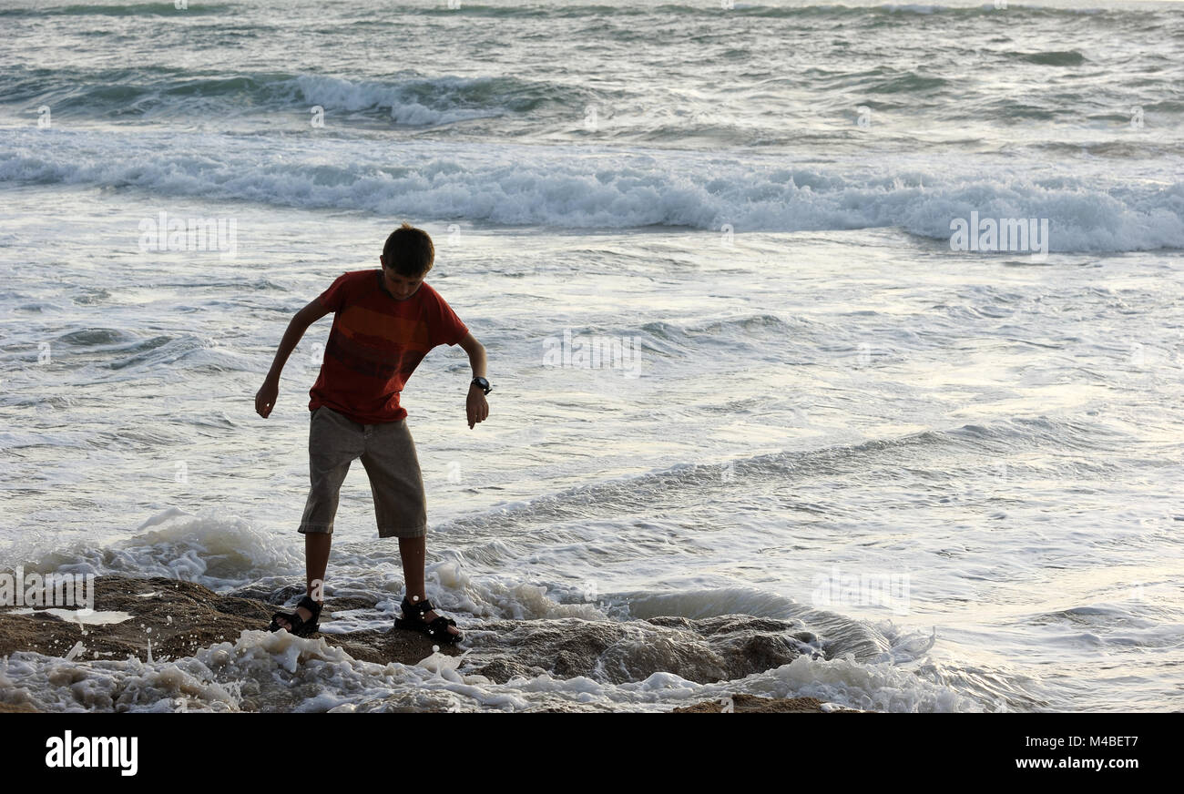 Boy a la orilla del mar Foto de stock
