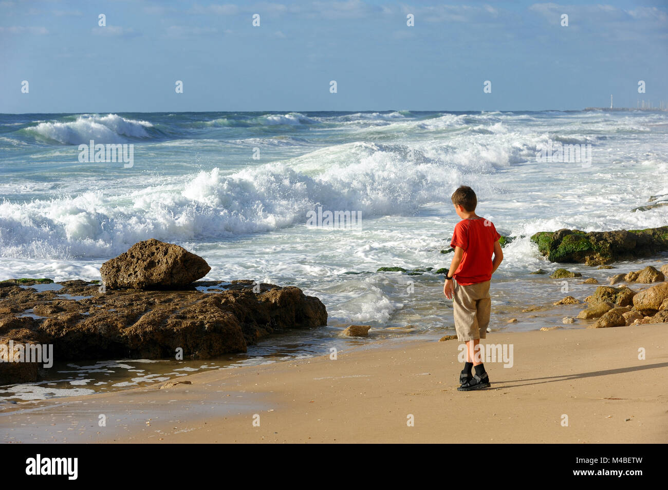 Boy a la orilla del mar Foto de stock