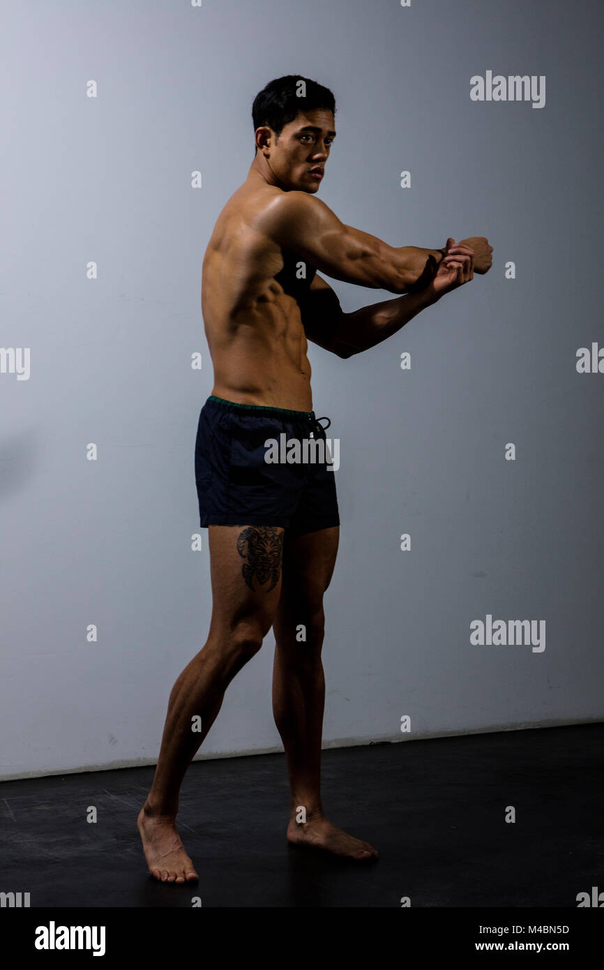 Modelo de fitness asiáticos estirando los brazos. Disparo de cuerpo completo  Fotografía de stock - Alamy