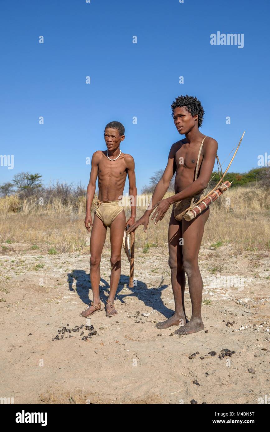 Bushman de los ju/? En un tradicional Hoansi-San cazar con arco y flecha,pueblo //Xa/oba,cerca de Tsumkwe,Otjozondjupa región Foto de stock