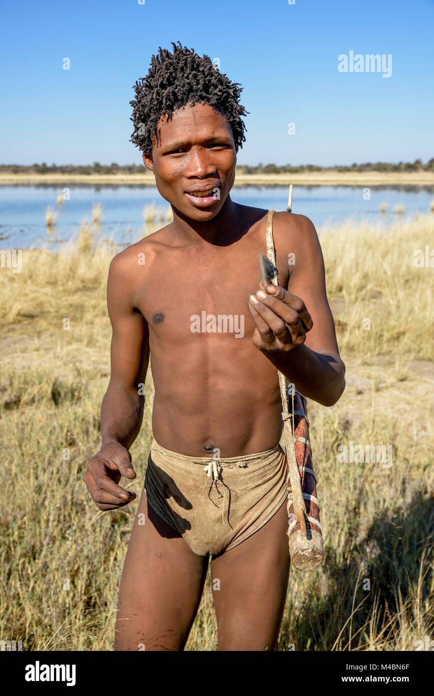 Bushman de los ju/' Hoansi-San en la caza,pueblo //Xa/oba,cerca de Tsumkwe,Otjozondjupa región,Namibia Foto de stock