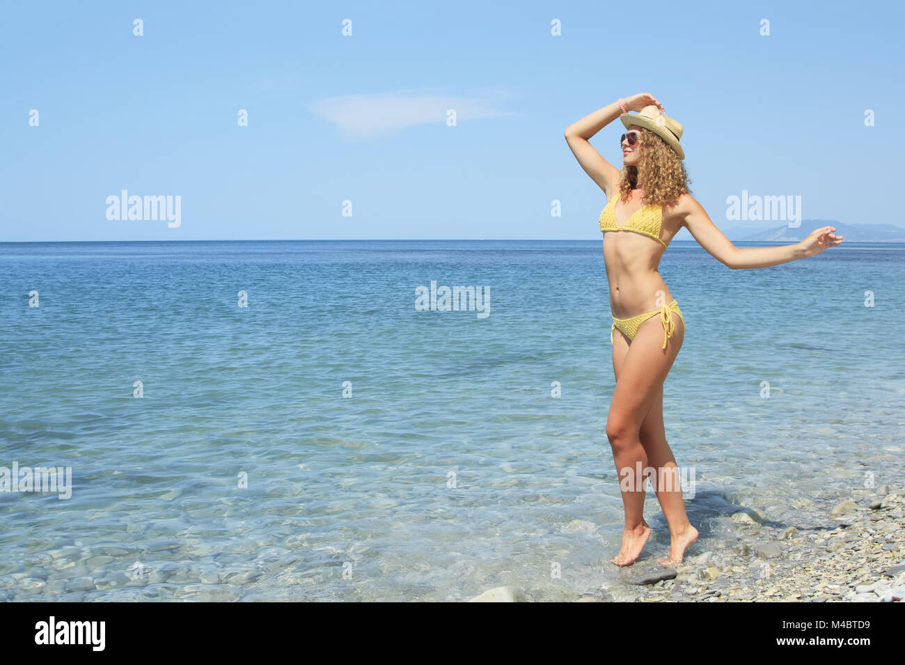 Montaña Kilauea Matón tabaco Women in transparent bikini fotografías e imágenes de alta resolución -  Alamy