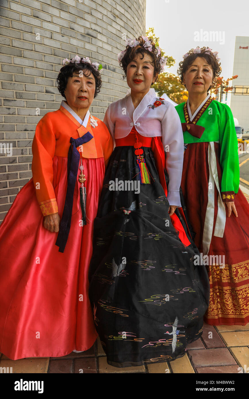 Ancianos mujeres coreanas vestido con traje tradicional durante el festival de Jeonju, Corea del Sur Foto de stock