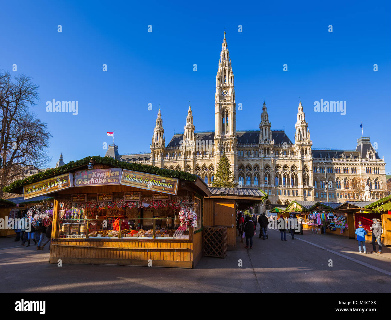 Mercado de Navidad cerca de City Hall en Viena, Austria Foto de stock