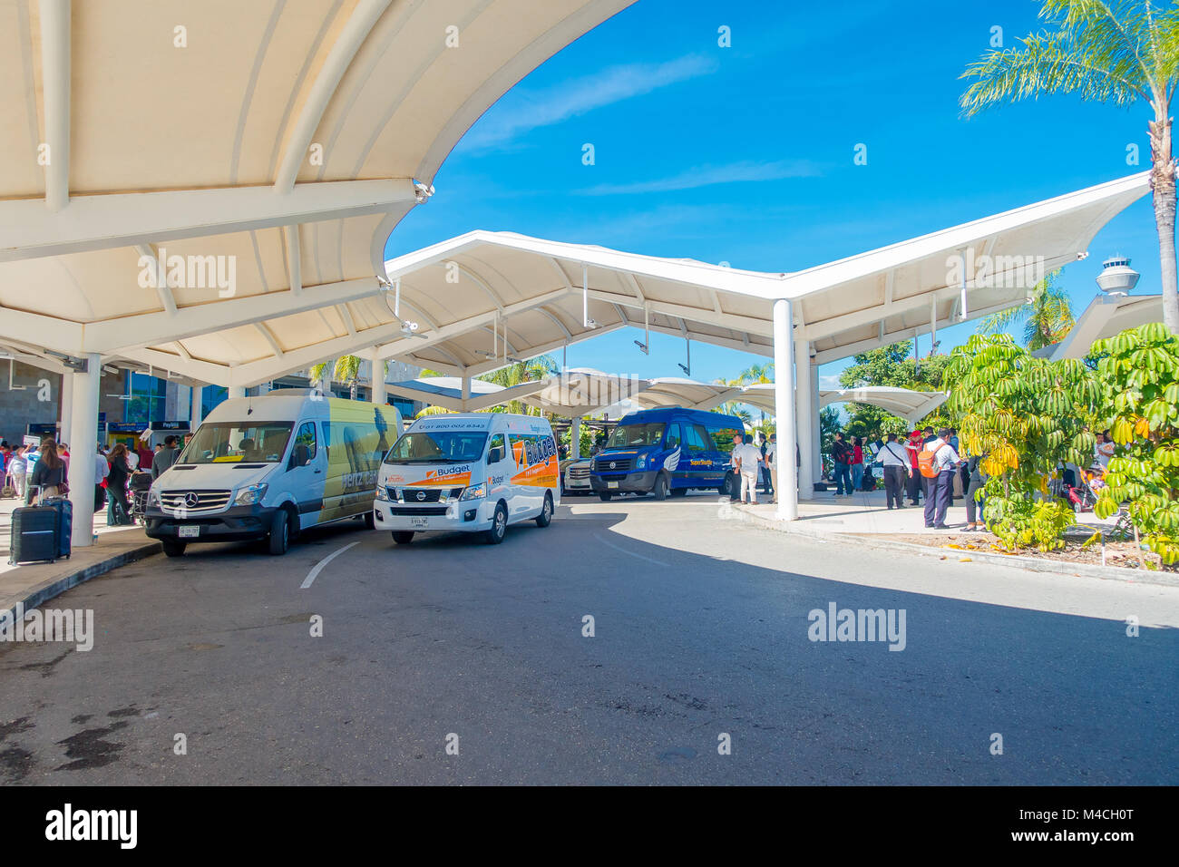 Cancún, México El 10 de enero de 2018 Bella Vista exterior de muchos automóviles estacionados