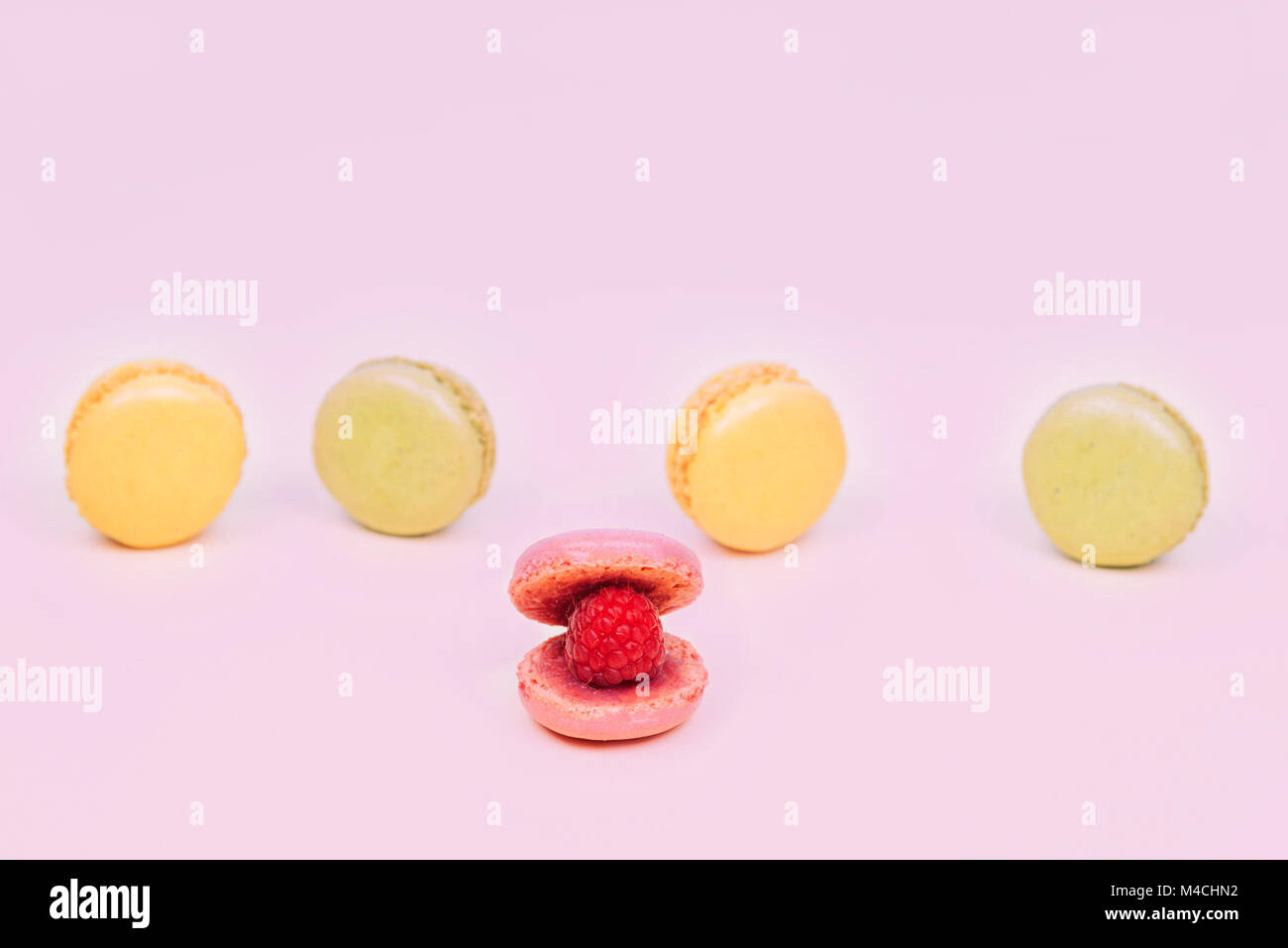 Francés macaroon cake macarons como un shell con frambuesa perla. Foto de stock