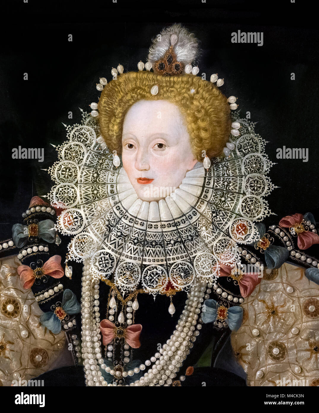 Isabel I, la "Armada vertical'. Retrato de la reina Isabel I por un artista desconocido de la escuela inglesa, óleo sobre panel, c.1588. Detalle de una pintura de mayor tamaño, M4CK3P. Foto de stock