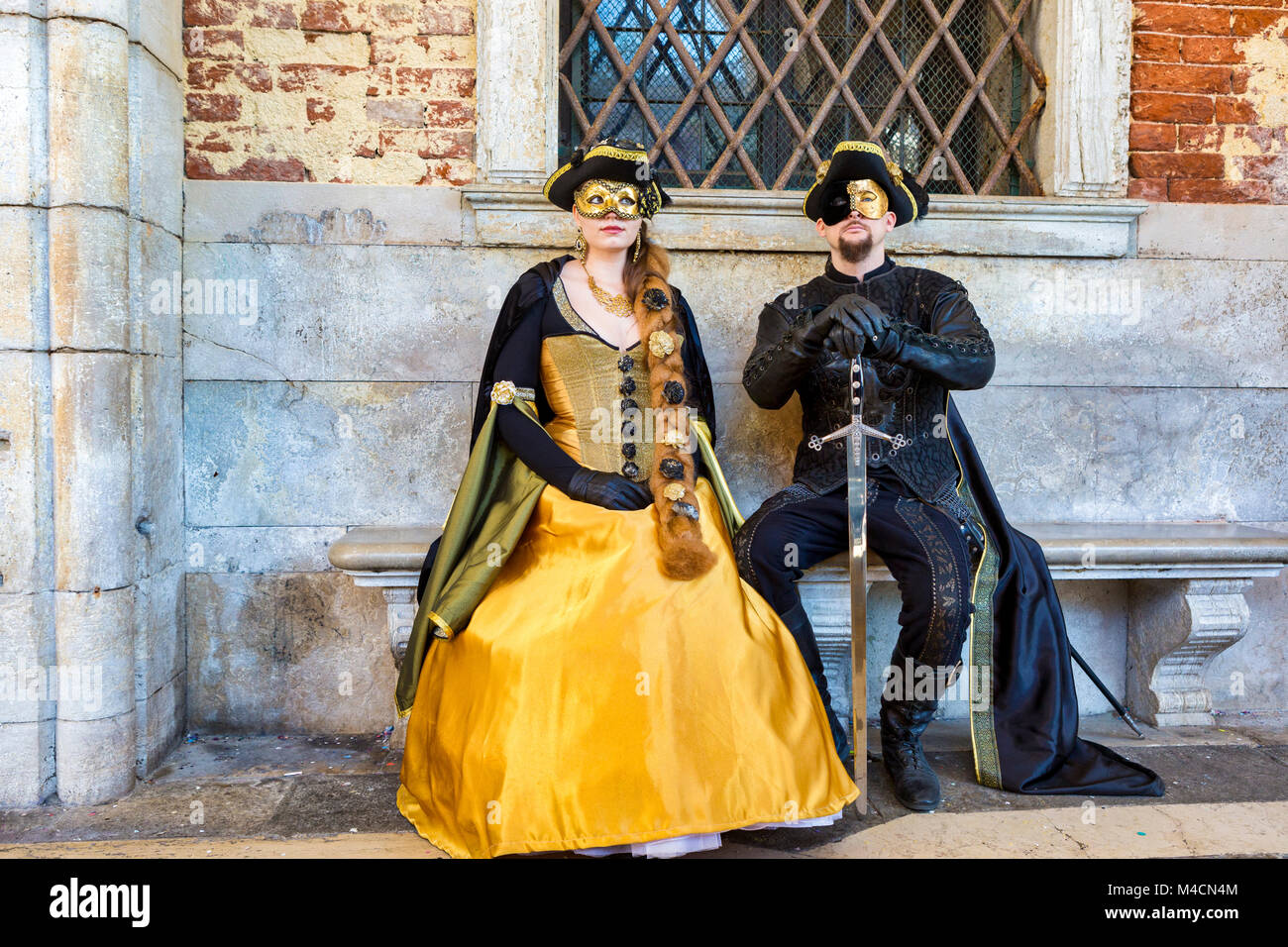 Pareja joven en traje tradicional en el Carnaval de Venecia Foto de stock