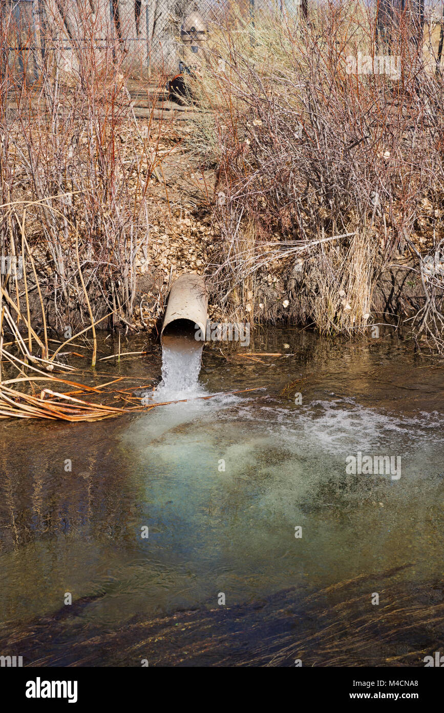 Bombeo de agua subterránea en el Valle de Owens en el North Fork del Obispo Creek Foto de stock