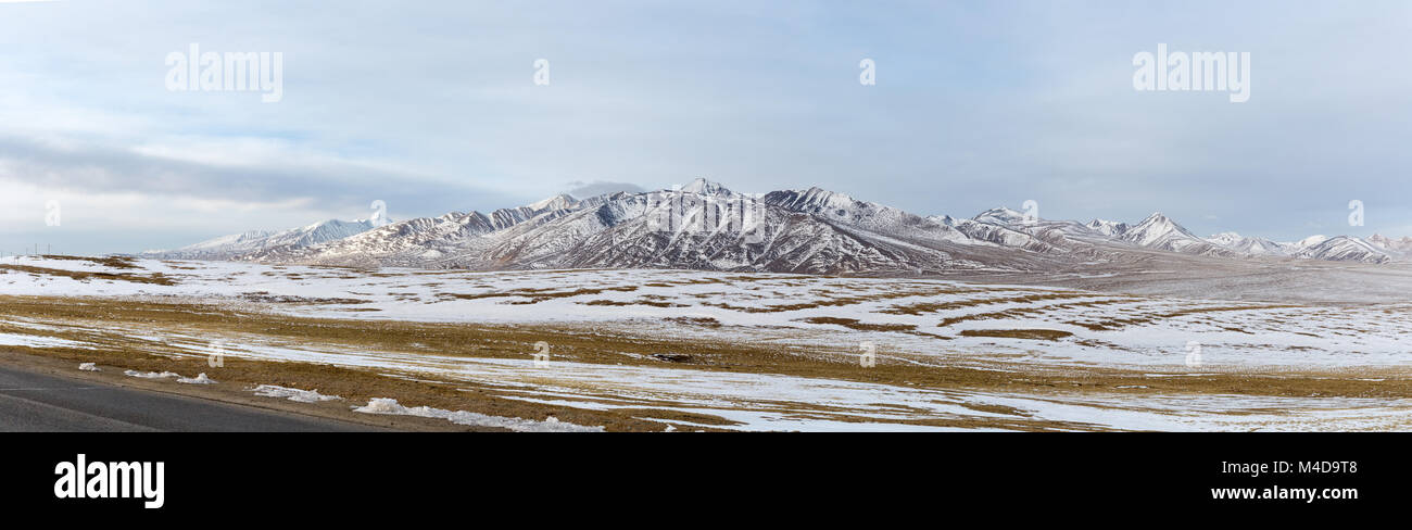 Una vista panorámica de las montañas de nieve en la meseta de Tibet Foto de stock
