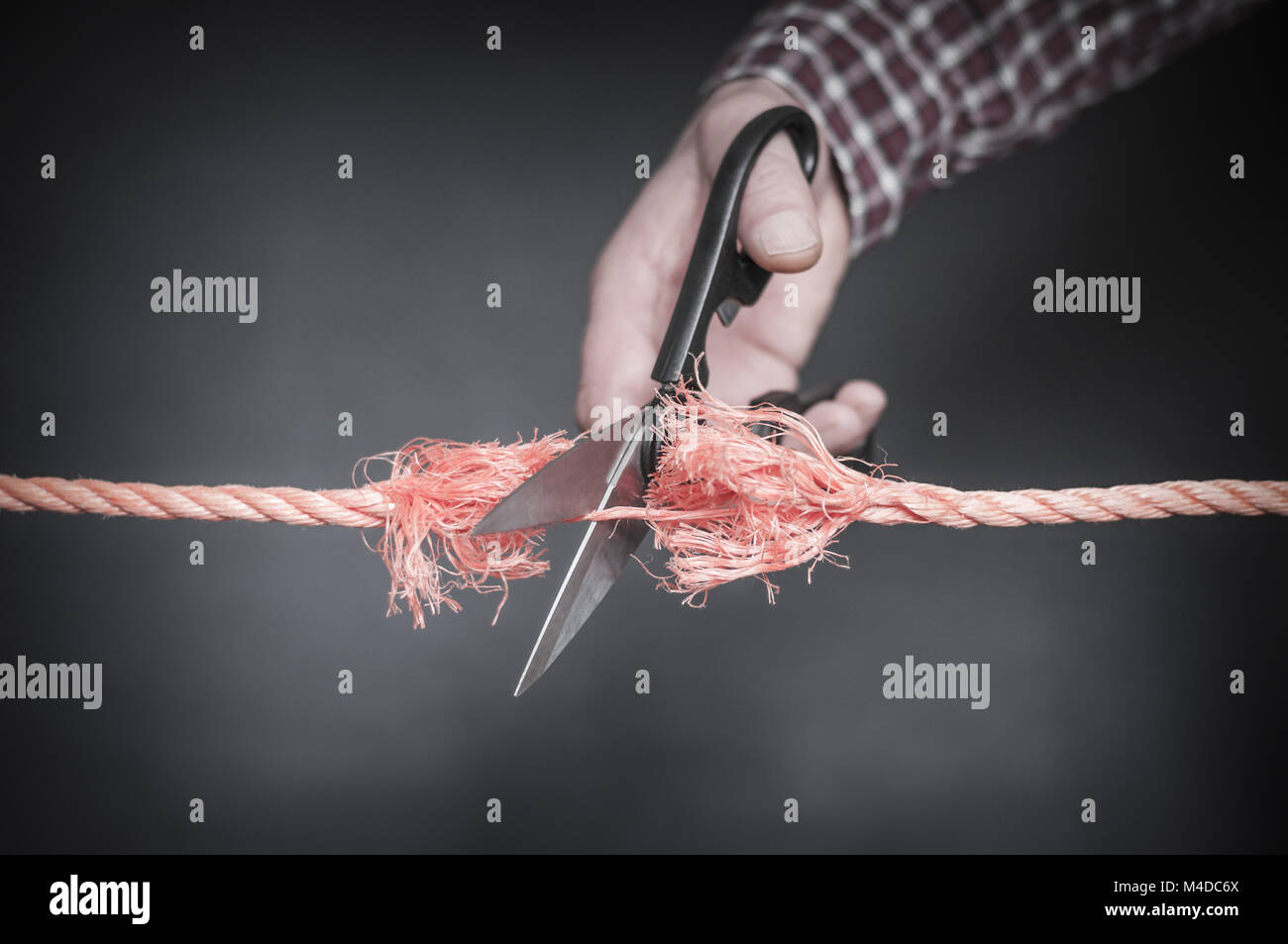 Se corta la cuerda roja Fotografía de stock - Alamy
